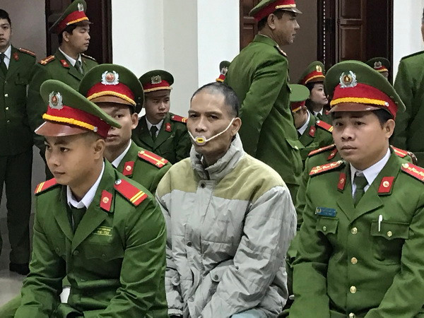 Bị cáo Doãn Trung Dũng tại phiên tòa. (Ảnh: Trung Nguyên/TTXVN) Tuyên án tử hình kẻ giết 4 người cướp tài sản tại Quảng Ninh ảnh 1