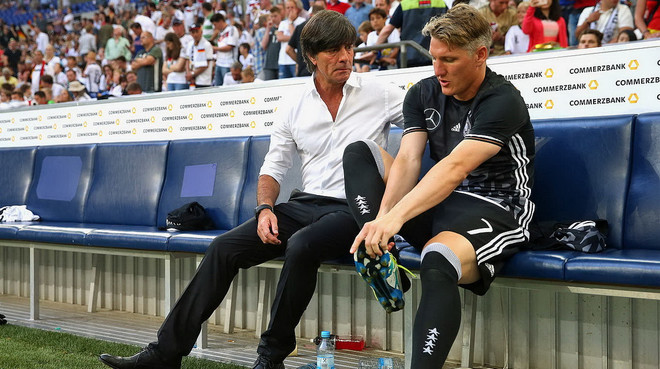 HLV Loew nói gì về việc Schweinsteiger giã từ đội tuyển? ảnh 2