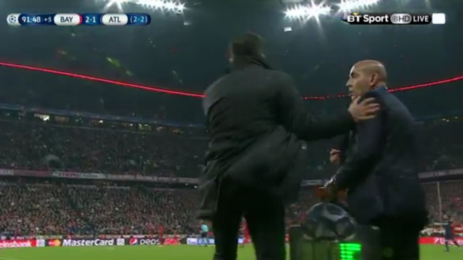 HLV Diego Simeone "phát điên," đánh cả cộng sự ngay trên sân ảnh 2