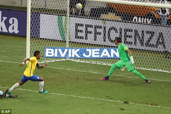 Paulinho ấn định chiến thắng 3-0 cho Brazil. Argentina thảm bại trước Brazil trong ngày Lionel Messi trở lại ảnh 4