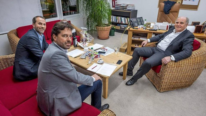 Hai phóng viên tờ Bild Matthias Brügelmann (bên trái) và Jörg Althoff đã trò chuyện 63 phút cùng Uli Höness. (Ảnh: Markus Hannich) Chủ tịch Bayern đưa ra nhiều kế hoạch gây sốc trong tương lai ảnh 2