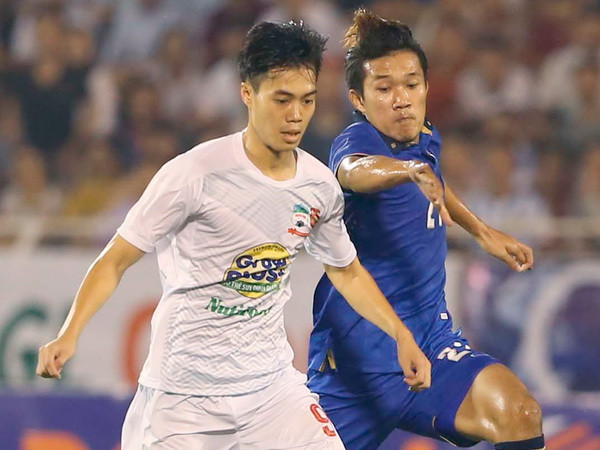 U21 Hoàng Anh Gia Lai (áo trắng) sẽ theo chân U21 Thái Lan vào bán kết? (Ảnh: Quang Nhựt/TTXVN) U21 Việt Nam và HAGL rộng cửa vào bán kết Giải U21 Quốc tế ảnh 2