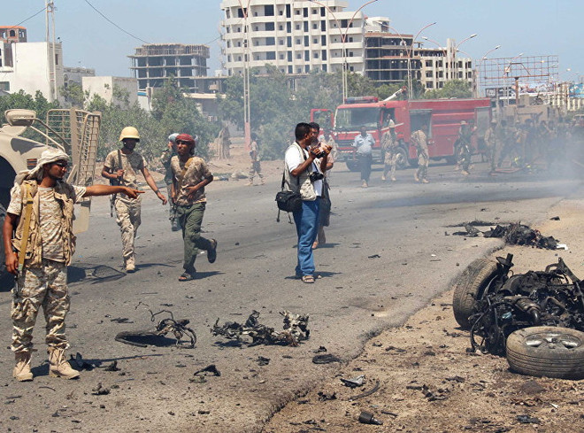 Hiện trường một vụ đánh bom ở Yemen. (Nguồn: Reuters) Đánh bom doanh trại quân đội Yemen, hơn 100 binh sỹ thương vong ảnh 1