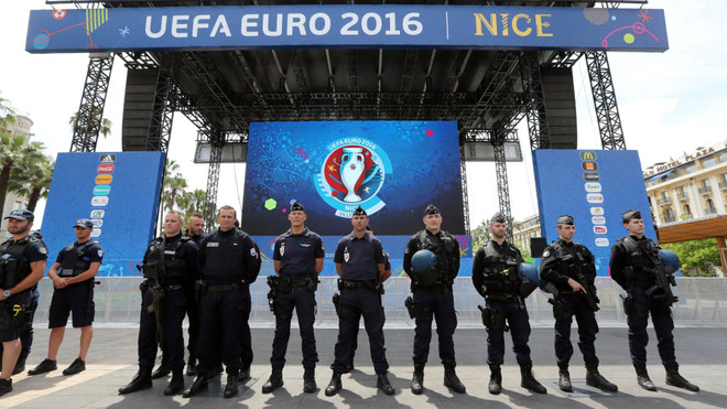 EURO 2016: Cấm quán bar, nhà hàng dựng màn hình lớn ngoài trời ảnh 1