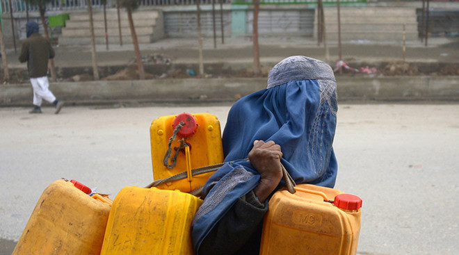 Một người phụ nữ đi mua hàng ở Afghanistan. (Nguồn: AFP) Kinh hoàng phụ nữ bị chặt đầu vì không có chồng cùng đi mua sắm ảnh 1