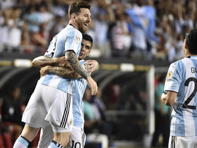 Niềm vui của đội tuyển Argentina. (Nguồn: AP) Cận cảnh Messi lập hat-trick giúp Argentina thắng hủy diệt ảnh 1