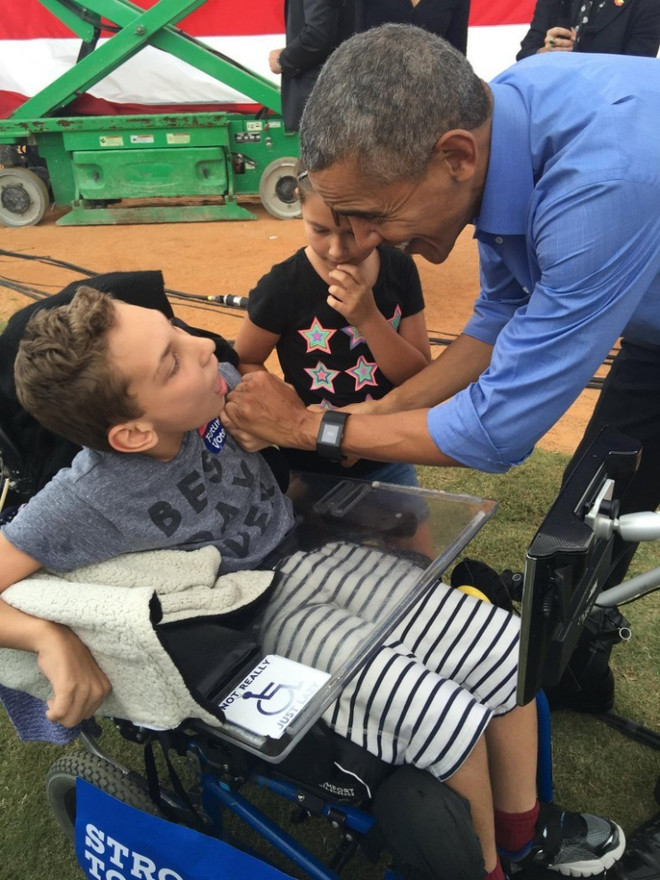 Cậu bé khuyến tật bị ông Trump đuổi ra ngoài trong cuộc vận động ảnh 4