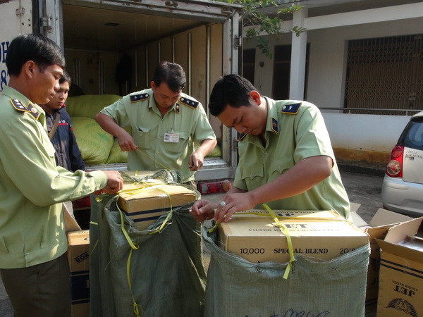 Phạt gần 670 triệu đồng đối tượng dùng xe cứu thương chở thuốc lá lậu ảnh 1