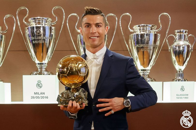 France Football đã bí mật trao Quả bóng vàng cho Ronaldo tại phòng truyền thống của Real hồi giữa tuần. Cristiano Ronaldo lần thứ tư giành giải thưởng Quả bóng vàng ảnh 1