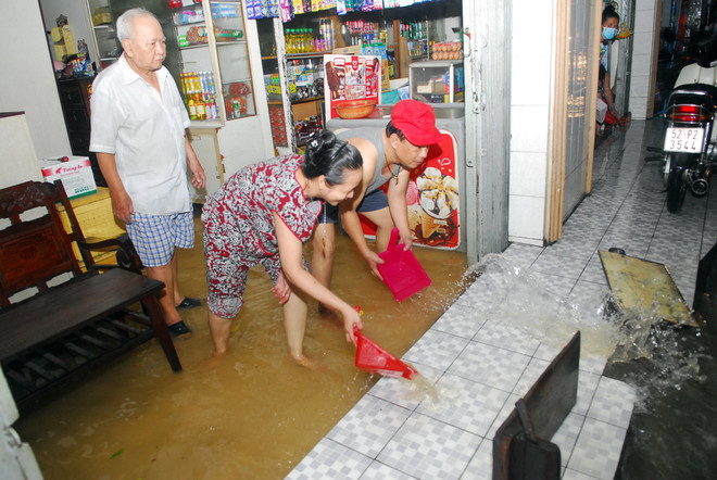 Cận cảnh nhiều tuyến đường thành sông sau cơn mưa ở TP.HCM ảnh 5