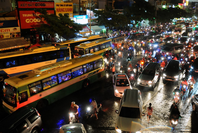 Cận cảnh nhiều tuyến đường thành sông sau cơn mưa ở TP.HCM ảnh 8