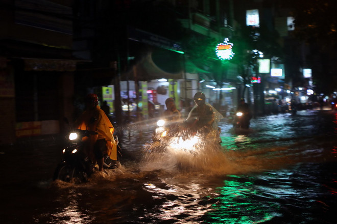 Cận cảnh nhiều tuyến đường thành sông sau cơn mưa ở TP.HCM ảnh 3