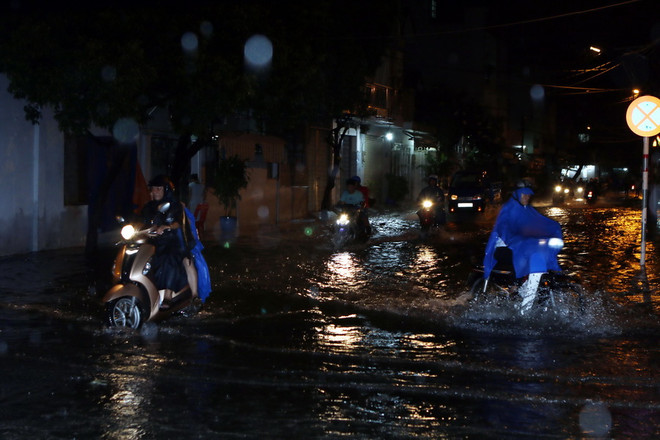 Cận cảnh nhiều tuyến đường thành sông sau cơn mưa ở TP.HCM ảnh 2