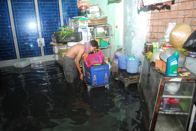 Cận cảnh nhiều tuyến đường thành sông sau cơn mưa ở TP.HCM ảnh 6