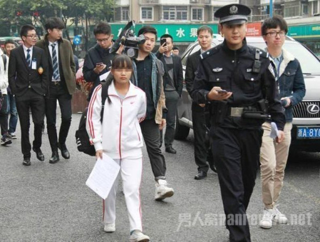 Xót xa trước hình ảnh cô gái rao bán trinh tiết để cứu anh ảnh 3