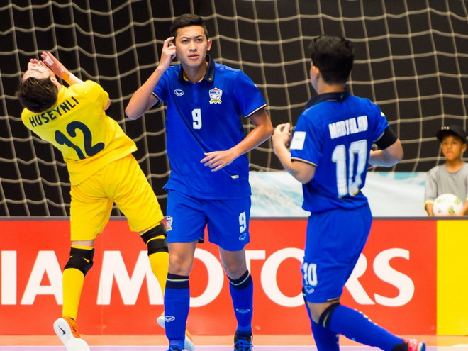 Đội tuyển Futsal Thái Lan (áo xanh) bị loại. (Nguồn: Getty Images) Đội tuyển Futsal Thái Lan dừng bước sau “cơn mưa bàn thắng” ảnh 1