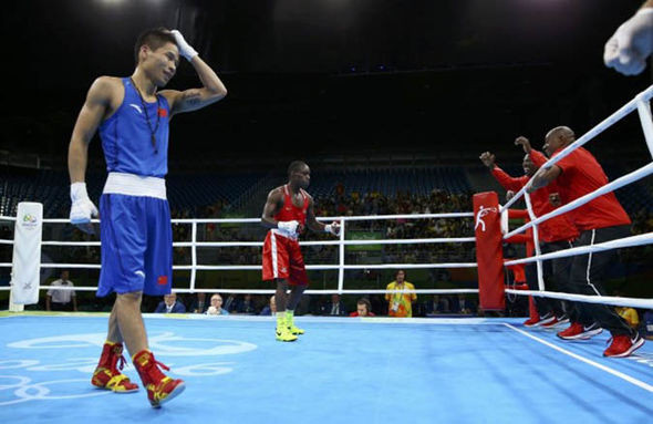 Võ sỹ Trung Quốc ăn mừng lố bịch khi tưởng mình chiến thắng ảnh 3