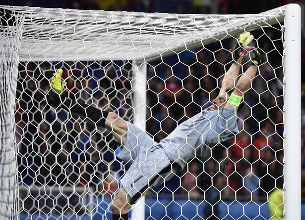 Cận cảnh Gianluigi Buffon suýt gặp họa vì ăn mừng quá đà ảnh 2