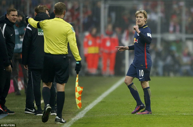 Forsberg của đội khách nhận thẻ đỏ sau pha vào bóng từ phía sau. (Nguồn: Reuters) Bayern "hạ gục nhanh" RB Leipzig ở trận quyết đấu ngôi đầu ảnh 3
