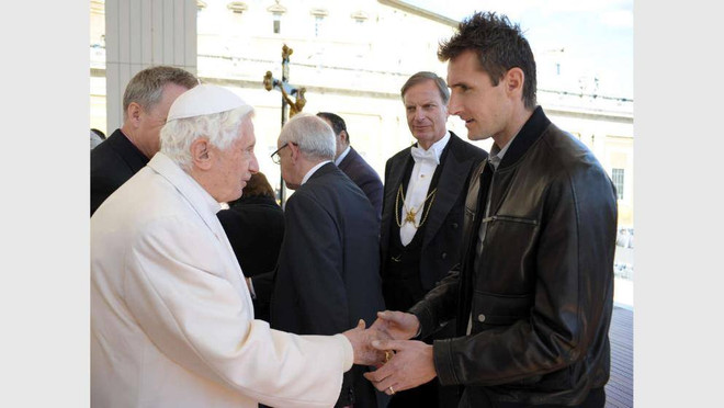 Tuyển Đức diện kiến Giáo hoàng trước thềm "đại chiến" với Italy ảnh 5