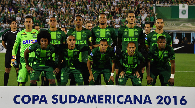 Đội bóng đá Chapecoense Real gặp nạn. (Nguồn: AFP) CONMEBOL dừng toàn bộ các trận đấu sau vụ máy bay rơi tại Colombia ảnh 1