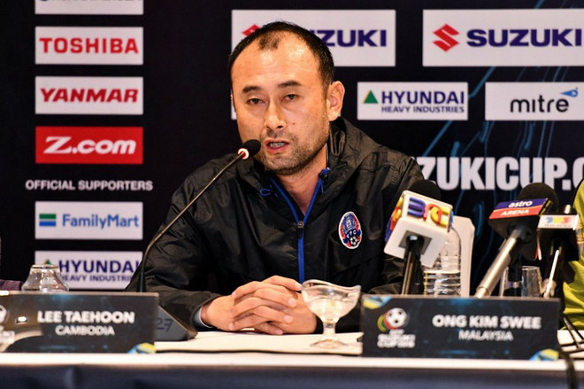 HLV Lee Tae Hoon của Campuchia. (Nguồn: Affsuzukicup) AFF Cup: Lộ diện đối thủ của Việt Nam, Công Phượng đá chính? ảnh 2