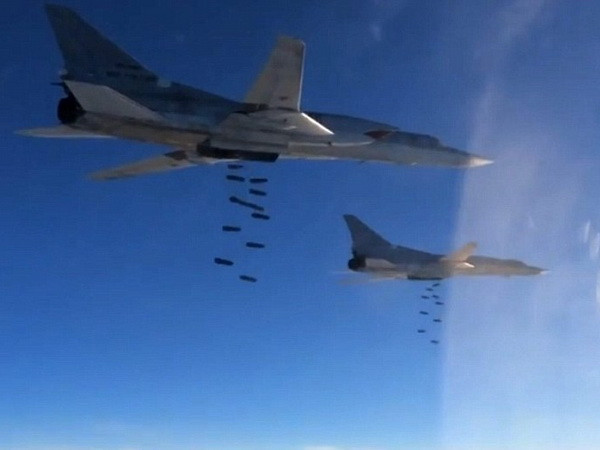 Máy bay Nga ném bom. (Nguồn: EPA) Nga lần đầu tiên ném bom Al-Bab dưới sự yểm trợ của Thổ Nhĩ Kỳ ảnh 1