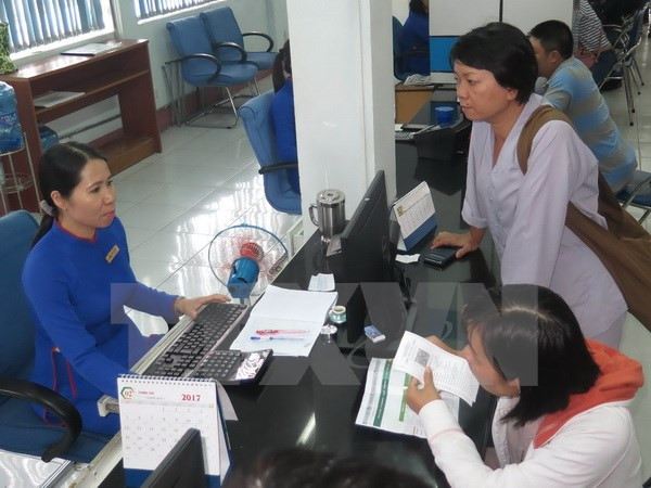 Người dân đến mua vé tàu Tết Đinh Dậu 2017 tại ga Sài Gòn. (Ảnh: Hoàng Hải/TTXVN) TP. Hồ Chí Minh phát hiện nhiều trường hợp hợp vé lên tàu giả ảnh 1