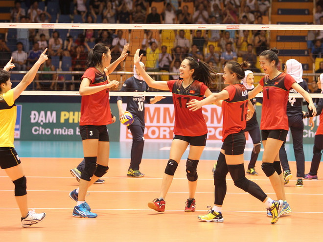 Đội tuyển bóng chuyền nữ Việt Nam thắng kịch tính trước Iran ảnh 1