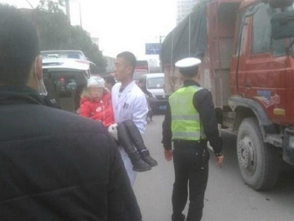 Cảnh sát có mặt tại hiện trường vụ tấn công. (Nguồn: shanghaidaily) Trung Quốc: Lại cuồng sát tại trường tiểu học, 7 học sinh bị thương ảnh 1