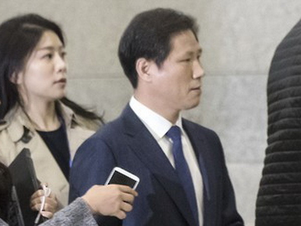 Ông Ahn Bong-geun đến Văn phòng Công tố viên Quận Trung Seoul ngày 14/11. (Nguồn: Yonhap) Hai cựu thư ký của Tổng thống Hàn Quốc bị nghi dính líu bê bối ảnh 1