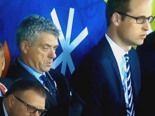 Quan chức UEFA ngủ gật khi xem trận "quyết đấu" Anh-Slovakia ảnh 1