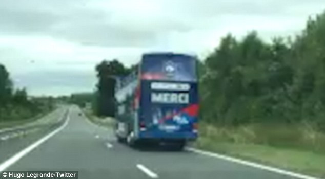 Pháp "tẽn tò" vì chuẩn bị sẵn xe bus diễu hành chức vô địch EURO ảnh 2