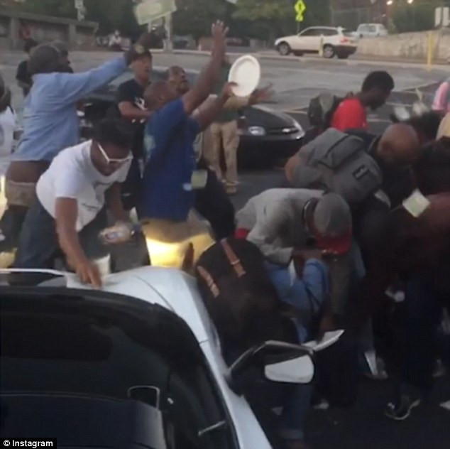 Rapper gây "bão" với hành động vung tiền vào người vô gia cư ảnh 1