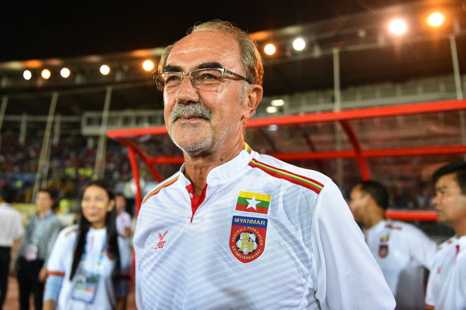 HLV Gerd Zeise của Myanmar. (Nguồn: Affsuzukicup) Tin AFF Cup: Hữu Thắng lập kỳ tích, Kiatisak ngại gặp Việt Nam ảnh 4