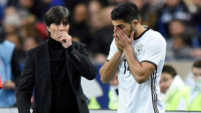 Joachim Löw và Emre Can bàng hoàng khi biết những gì đang diễn ra hôm 13/11/2015. (Ảnh: Horstmüller) Người soát vé trận Pháp-Đức kể lại giây phút đối mặt tên khủng bố ảnh 2