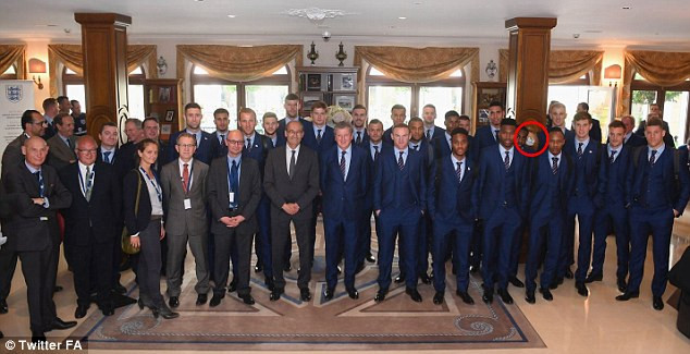 Chris Smalling mang "bùa may mắn" đến Pháp dự EURO 2016 ảnh 3