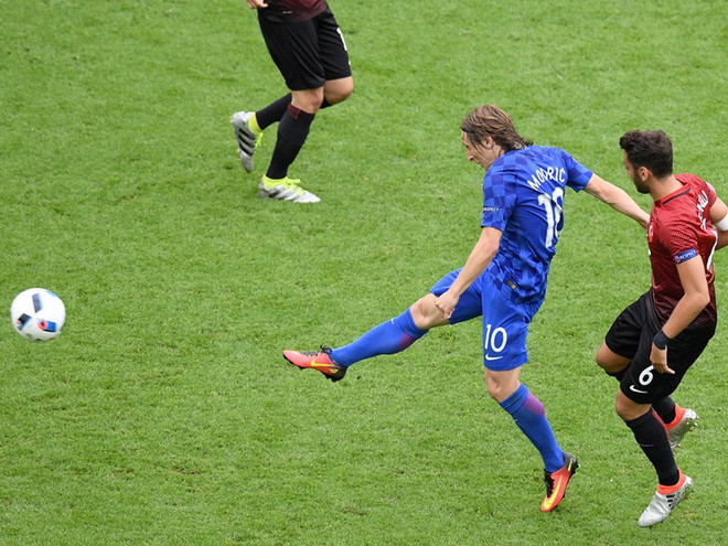 Luka Modric ghi bàn cho Croatia. (Nguồn: Getty Images) Cận cảnh siêu phẩm sút xa của Luka Modrid vào lưới Thổ Nhĩ Kỳ ảnh 1
