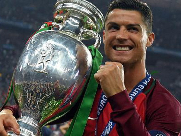 Ronaldo hân hoan với chức vô địch. (Nguồn: AP) Cristiano Ronaldo nói gì khi cùng Bồ Đào Nha vô địch EURO? ảnh 1