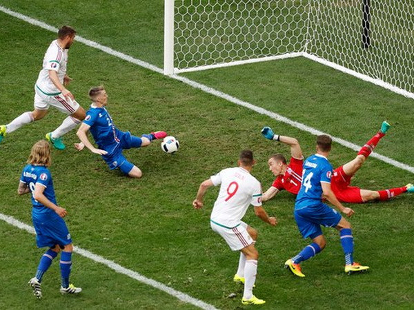 Saevarsson đá phản lưới nhà. (Nguồn: Guardian) Cận cảnh Iceland đánh rơi chiến thắng lịch sử đầy đáng tiếc ảnh 1