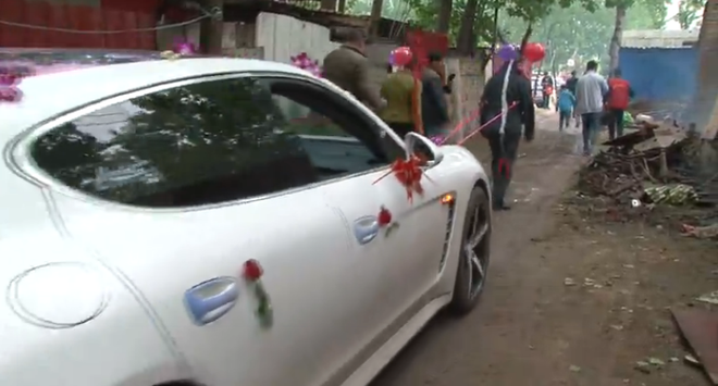 Sốc: Bố mẹ chú rể hóa trang thành lừa, kéo xe Porsche chở cô dâu ảnh 3