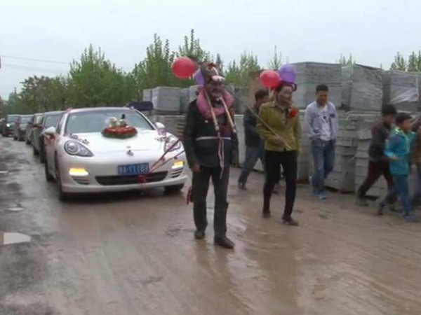 Sốc: Bố mẹ chú rể hóa trang thành lừa, kéo xe Porsche chở cô dâu ảnh 1