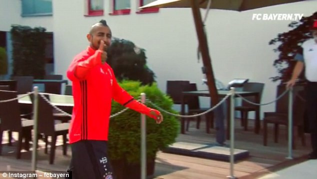 Sao Bayern Munich sút bóng qua hàng rào sắt ghi bàn "siêu ảo" ảnh 5