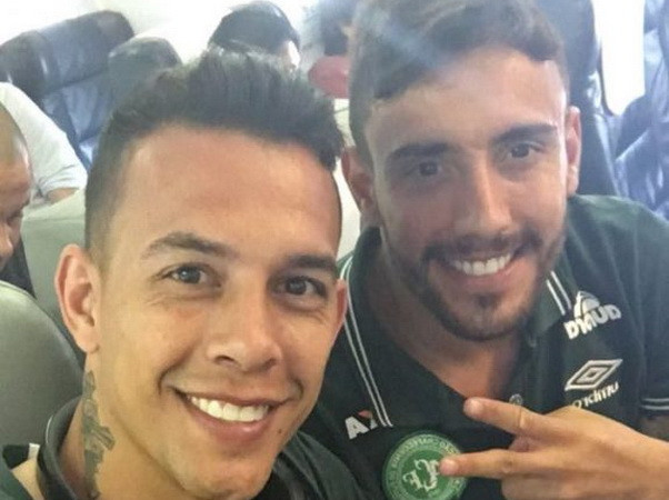 Alan Ruschel và Danilo, hai thành viên của Chapecoense. (Nguồn: 101greatgoals) Bốn cầu thủ thoát chết trong vụ máy bay chở đội bóng Brazil gặp nạn ảnh 1