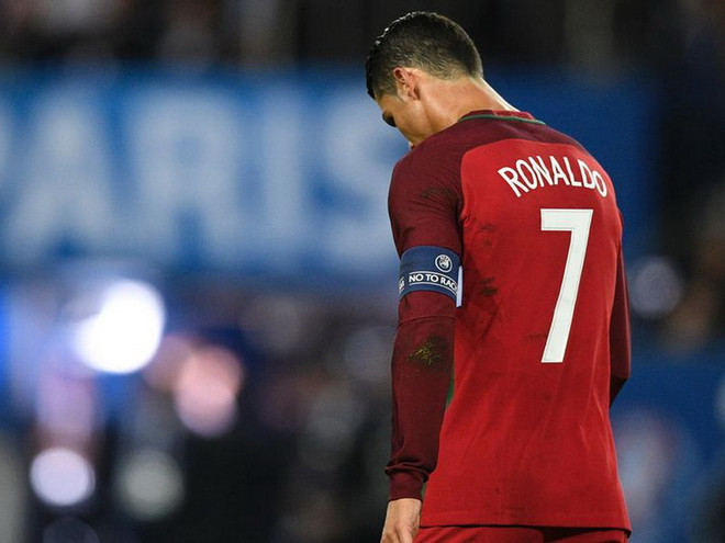 Ronaldo tiếp tục gây thất vọng ở EURO 2016. (Nguồn: Getty Images) Ronaldo đá hỏng penalty, Bồ Đào Nha đối mặt nguy cơ bị loại ảnh 1