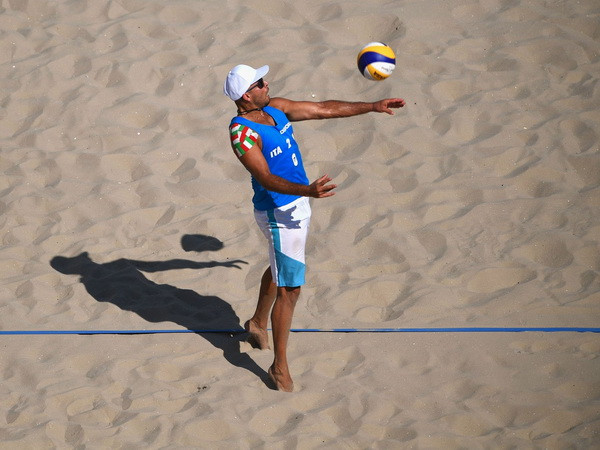 Ngỡ ngàng với cú phát bóng không tưởng của VĐV bóng chuyền Italy ảnh 2