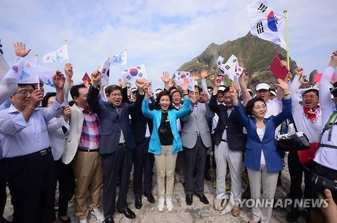 Nhóm nghị sỹ Hàn Quốc thăm quần đảo tranh chấp với Nhật Bản ảnh 1