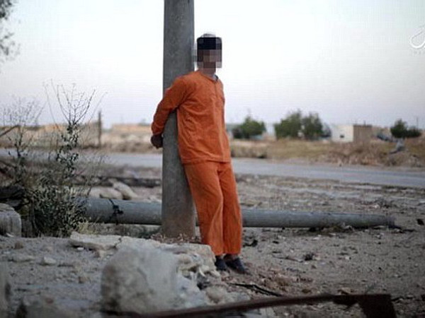 IS tung video ghi lại cảnh hành hình gián điệp vô cùng dã man ảnh 1