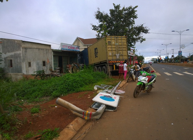 Đắk Nông: Xe container lao vào nhà dân trên đường Hồ Chí Minh ảnh 3