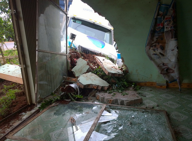 Đắk Nông: Xe container lao vào nhà dân trên đường Hồ Chí Minh ảnh 1